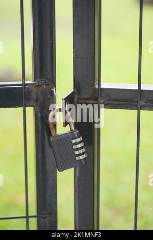 la porta della data è stata chiusa con lucchetti e catene Foto Stock