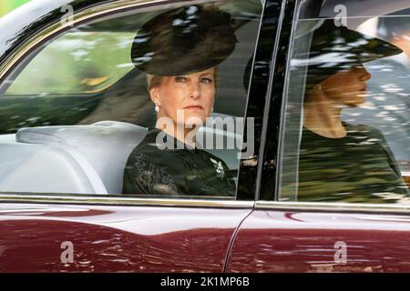 Londra, Regno Unito. 19th Set, 2022. Sophie, contessa di Wessex e Megan Duchessa di Sussex tornano indietro durante la processione della bara della Regina Elisabetta 11 verso Buckingham Palace nel Mall London City Centre, Londra, Regno Unito, 19th settembre 2022 (Foto di Richard Washbrooke/News Images) a Londra, Regno Unito il 9/19/2022. (Foto di Richard Washbrooke/News Images/Sipa USA) Credit: Sipa USA/Alamy Live News Foto Stock