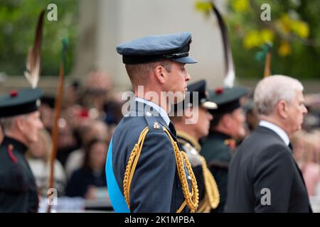 Londra, Regno Unito. 19th Set, 2022. Re Carlo 111 si sguardi a destra durante la processione della bara della Regina Elisabetta 11 verso Buckingham Palace nel Mall London City Centre, Londra, Regno Unito, 19th settembre 2022 (Foto di Richard Washbrooke/News Images). A Londra, Regno Unito il 9/19/2022. (Foto di Richard Washbrooke/News Images/Sipa USA) Credit: Sipa USA/Alamy Live News Foto Stock