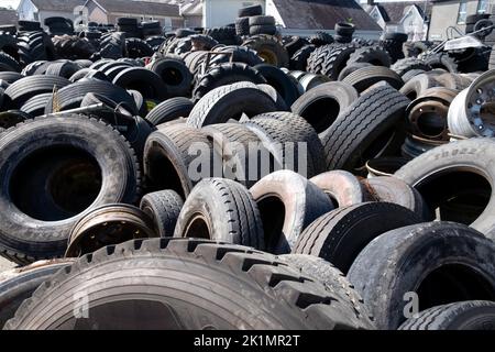 Cumulo di pneumatici nuovi e vecchi per auto motrice veicolo pneumatici su un cantiere Llandovery Carmarthenshire Galles UK KATHY DEWITT Foto Stock