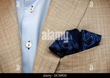Moda abbigliamento maschile concetto di moda, elegante abito casual con un blazer in lino beige, blu navy textured tasca quadrato e camicia blu chiaro Foto Stock