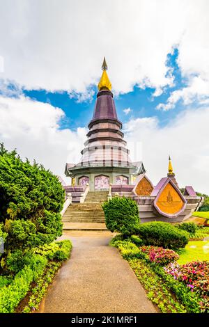 La stupa reale e pagoda dedicata al re e alla regina della Thailandia nel parco nazionale Doi Inthanon vicino alla città di Chiang mai. "Phra Maha dhatu Nabha Meta Foto Stock