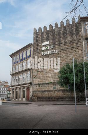 Aqui Nasceu Portogallo (il Portogallo è nato qui) segno alla Torre Alfandega - Guimaraes, Portogallo Foto Stock