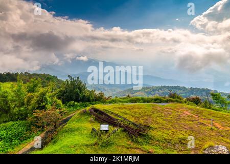 Doi Inthanon parco nazionale: Vista dalla cima della montagna più alta in Thailandia a lontano. Tempo nuvoloso. Foto Stock