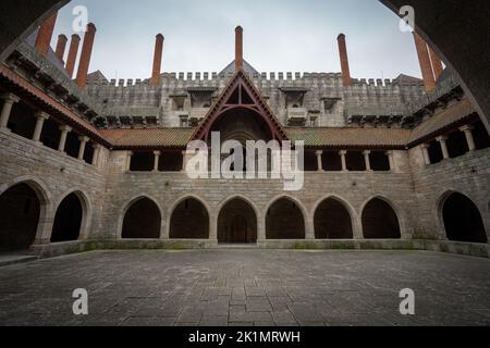 Palazzo dei Duchi di Braganza cortile (Paco dos Duques de Braganca) - Guimaraes, Portogallo Foto Stock