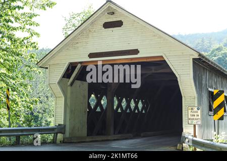 Si estende sul fiume West nel Vermont sud-orientale. Due tratte, montate su battute in pietra. Il traliccio della città ed è lungo 280 piedi. Le pareti laterali hanno diam Foto Stock