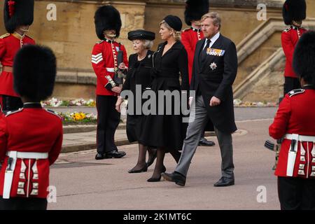 Principessa (a sinistra) con Beatrix Re Willem-Alexander e Regina Maxima dei Paesi Bassi in arrivo per il servizio Committal alla Cappella di San Giorgio, Castello di Windsor per la Regina Elisabetta II Data immagine: Lunedì 19 settembre 2022. Foto Stock