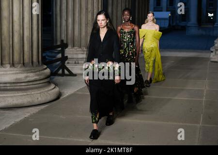 LA PISTA ERDEM SS23 durante la settimana della moda di Londra il 2022 settembre - Londra, Regno Unito. 19/09/2022 Foto Stock