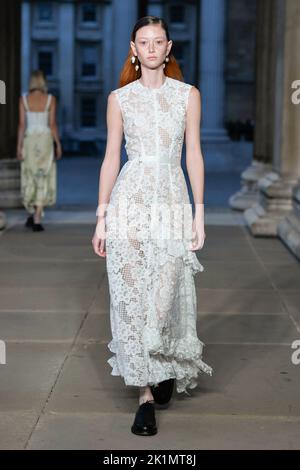 LA PISTA ERDEM SS23 durante la settimana della moda di Londra il 2022 settembre - Londra, Regno Unito. 19/09/2022 Foto Stock