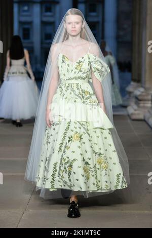 LA PISTA ERDEM SS23 durante la settimana della moda di Londra il 2022 settembre - Londra, Regno Unito. 19/09/2022 Foto Stock