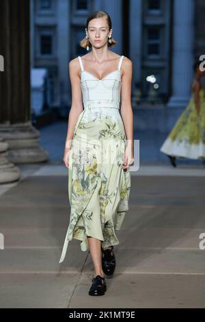LA PISTA ERDEM SS23 durante la settimana della moda di Londra il 2022 settembre - Londra, Regno Unito. 19/09/2022 Foto Stock