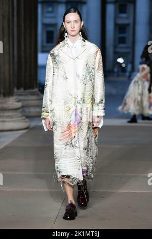 LA PISTA ERDEM SS23 durante la settimana della moda di Londra il 2022 settembre - Londra, Regno Unito. 19/09/2022 Foto Stock