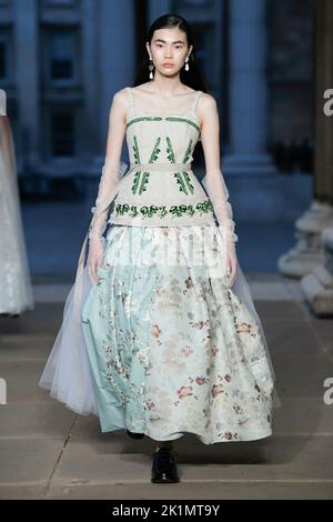 LA PISTA ERDEM SS23 durante la settimana della moda di Londra il 2022 settembre - Londra, Regno Unito. 19/09/2022 Foto Stock