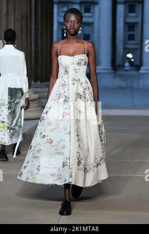 LA PISTA ERDEM SS23 durante la settimana della moda di Londra il 2022 settembre - Londra, Regno Unito. 19/09/2022 Foto Stock