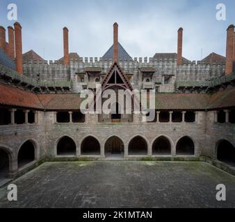 Palazzo dei Duchi di Braganza cortile (Paco dos Duques de Braganca) - Guimaraes, Portogallo Foto Stock