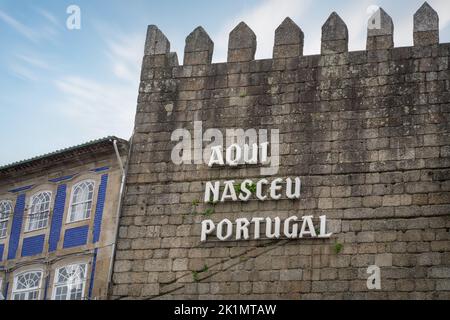 Aqui Nasceu Portogallo (il Portogallo è nato qui) segno alla Torre Alfandega - Guimaraes, Portogallo Foto Stock