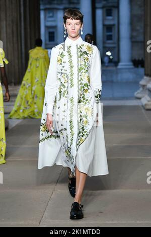 LA PISTA ERDEM SS23 durante la settimana della moda di Londra il 2022 settembre - Londra, Regno Unito. 19/09/2022 Foto Stock