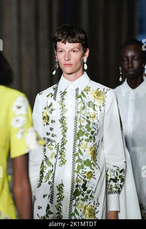 LA PISTA ERDEM SS23 durante la settimana della moda di Londra il 2022 settembre - Londra, Regno Unito. 19/09/2022 Foto Stock