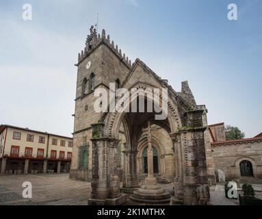 Monumento gotico alla Battaglia di Salado (Padrao do Saldo) e Chiesa di Nossa Senhora da Oliveira a Largo da Oliveira - Guimaraes, Portogallo Foto Stock