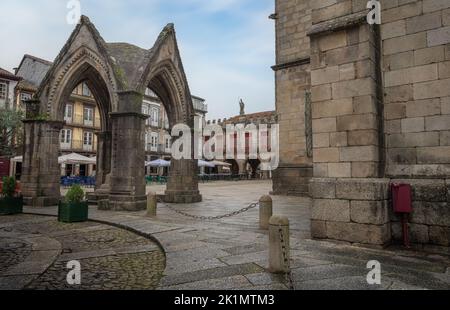 Monumento gotico alla Battaglia di Salado (Padrao do Saldo) e il vecchio municipio di Guimaraes a Largo da Oliveira - Guimaraes, Portogallo Foto Stock