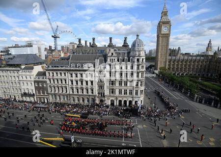 Londra, Regno Unito. 19th Set, 2022. La carrozza della pistola di Stato trasporta la bara della regina Elisabetta II, drappeggiato nello Standard reale con la corona di Stato imperiale e l'orbo e lo scettro del Sovrano, nella processione cerimoniale dopo il suo funerale di Stato all'Abbazia di Westminster, a Londra, in Inghilterra, lunedì 19 settembre. 2022. Foto di UK Ministry of Defense/UPI Credit: UPI/Alamy Live News Foto Stock