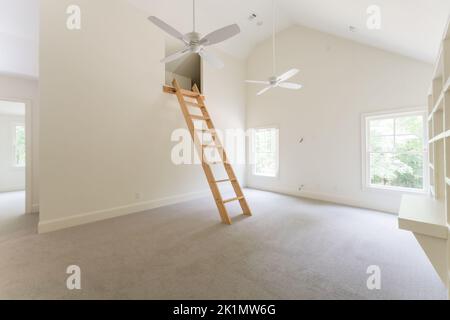 Bagno verde salvia con finiture bianche dover, vasca indipendente, doccia chiusa con vetro con mattoni a spina di pesce dipinti in bianco, piano di granito Foto Stock