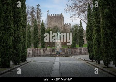 Castello di Guimaraes e statua del re Afonso Henriques (Afonso i del Portogallo), scolpita da Soares dos Reis nel 1887 - Guimaraes, Portogallo Foto Stock