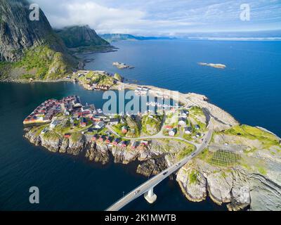 Veduta aerea del villaggio di pescatori con il tradizionale rorbu rosso a Hamnoy, Lofoten, Norvegia Foto Stock