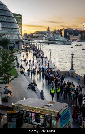 The Queue to SEE Queen Elizabeth II sdraiato-in-state a Londra, Regno Unito il 17 settembre 2022 Foto Stock