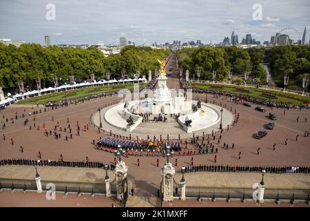 Londra, Regno Unito. 19th Set, 2022. La carrozza della pistola di Stato trasporta la bara della regina Elisabetta II, drappeggiato nello Standard reale con la corona di Stato imperiale e l'orbo e lo scettro del Sovrano, nella processione cerimoniale dopo il suo funerale di Stato all'Abbazia di Westminster, a Londra, in Inghilterra, lunedì 19 settembre. 2022. Foto di UK Ministry of Defense/UPI Credit: UPI/Alamy Live News Foto Stock