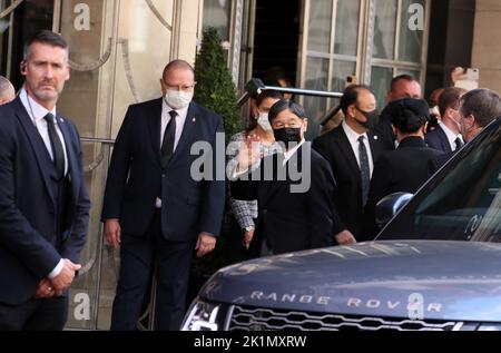 L'Imperatore Naruhito del Giappone arriva all'hotel a cinque stelle Claridge a Londra dopo aver partecipato al funerale di Stato della regina Elisabetta II Foto Stock