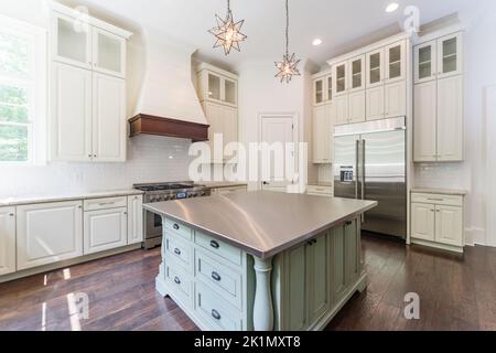 Casa di lusso con soffitto a volta, ripiani in granito, elettrodomestici in acciaio inossidabile, pavimenti in legno duro Foto Stock