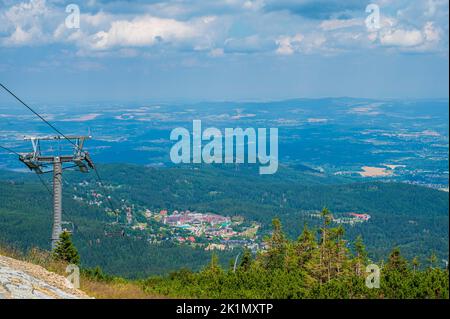 Vista dalla cima della montagna di Kopa a Karkonosze e Karpacz. Foto Stock