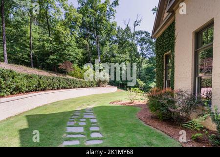 Casa di lusso con soffitto a volta, ripiani in granito, elettrodomestici in acciaio inossidabile, pavimenti in legno duro Foto Stock