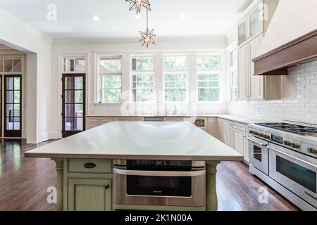 Casa di lusso con soffitto a volta, ripiani in granito, elettrodomestici in acciaio inossidabile, pavimenti in legno duro Foto Stock