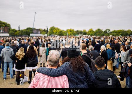 Londra, Regno Unito. 19th Set, 2022. Due persone che si abbracciano ad Hyde Park mentre guardano i funerali della Regina Elisabetta II dai grandi schermi Credit: Massimiliano Donati/Alamy Live News Foto Stock