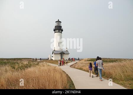 Vista sul monumento nazionale del faro di Yaquina Head, vicino a Newport, Oregon, sulla costa del Pacifico dell'Oregon. Foto Stock