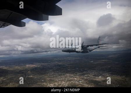 Mexiko Stadt, Messico. 16th Set, 2022. Un aereo dell'Aeronautica militare del Messico sorvola la capitale durante una parata militare che celebra il 200th° anniversario dell'indipendenza del paese. Credit: Jacky Muniello/dpa/Alamy Live News Foto Stock