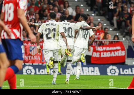 Rodrygo Goes, Vinicius Junior e Aurelien Tchouameni celebrano un gol segnato da Federico Valverde del Real Madrid durante la partita di calcio della Liga disputata tra Atletico de Madrid e Real Madrid a Civitas metropolitano il 18 settembre 2022 a Madrid, Spagna. Foto Irina R. H. / SpainDPPI / DPPI - Foto: Nigel Keene/DPPI/LiveMedia Foto Stock