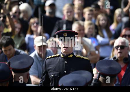 Membri dell'esercito prima della Processione Ceremoniale della bara della Regina Elisabetta II sulla lunga passeggiata fino al Castello di Windsor per un servizio di committale alla Cappella di San Giorgio. Data immagine: Lunedì 19 settembre 2022. Foto Stock