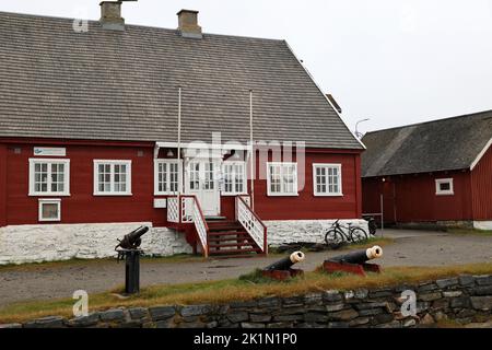 Museo di storia locale Qeqertarsuaq con vecchi cannoni e un vecchio arpione di balene di fronte alla casa Foto Stock