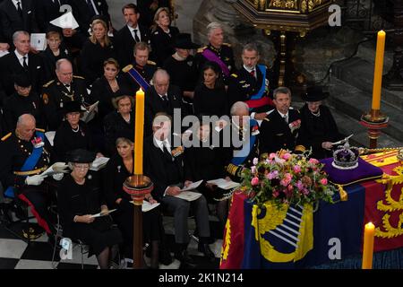 Reali e dignitari stranieri, tra cui il Principe Alberto II e la Principessa Charlene di Monaco (seconda fila da sinistra) e (Re Felipe VI e Regina Letizia di Spagna terza fila da destra) e (prima fila a sinistra) la Principessa Beatrix, Regina Maxima dei Paesi Bassi, Re Willem-Alexander partecipa al funerale di Stato della Regina Elisabetta II, tenutosi presso l'Abbazia di Westminster, Londra. Data immagine: Lunedì 19 settembre 2022. Foto Stock