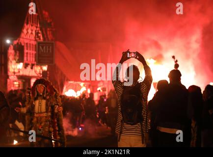 Processione annuale di Bonfire a Mayfield, una delle società del falò del Sussex che commemora l'incendio dei martiri protestanti durante la riforma cattolica della Regina Maria 1553-1558. I protestanti che non hanno rinunciato alla loro fede sono stati pubblicamente bruciati al palo e Mayfield ha avuto 4 martiri che sono stati bruciati il 24th settembre 1556. Foto Stock