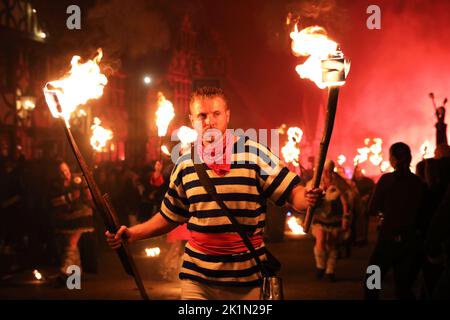 La drammatica sfilata del Mayfield Bonfire Society Carnival, che commemora i 4 martiri bruciati al palo sotto la regina sanguinosa Maria, e la riforma Cattolica , nel Sussex orientale, nel Regno Unito Foto Stock