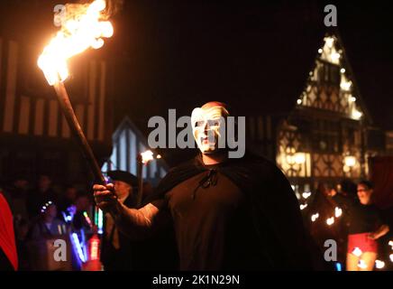 La drammatica sfilata del Mayfield Bonfire Society Carnival, che commemora i 4 martiri bruciati al palo sotto la regina sanguinosa Maria, e la riforma Cattolica , nel Sussex orientale, nel Regno Unito Foto Stock