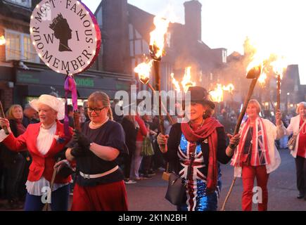 Ricordando la Regina Elisabetta II, in riconoscimento della sua recente morte, all'annuale Carnevale di Bonfire, a Mayfield, quando i martiri protestanti, bruciati al palo sotto la Regina Maria sono ricordati, nel Sussex orientale, Inghilterra, Regno Unito Foto Stock