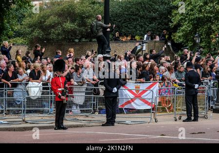 Londra, Regno Unito. 18th Set, 2022. Le persone si allineano lungo il centro commerciale mentre pagano il loro ultimo tributo alla Regina mentre la sua bara viene trasferita dall'Abbazia di Westminster a Windsor. Centinaia di migliaia di persone si esibiscono a Londra, nel Regno Unito, per salutare la Regina Elisabetta II mentre la sua bara si reca dall'Abbazia di Westminster a Windsor, dove è sepolta. Credit: SOPA Images Limited/Alamy Live News Foto Stock