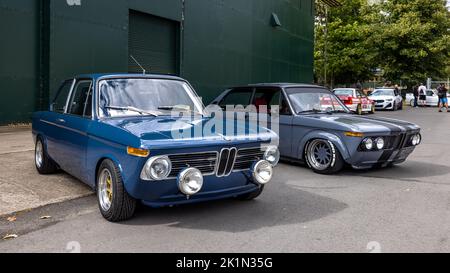 1971 BMW 2002 ‘BOR 566J’ & 1973 BMW 2002 Touring ‘RLE 66L’ in mostra al Bicester Heritage Scramble festeggiando i 50 anni di BMW M. Foto Stock