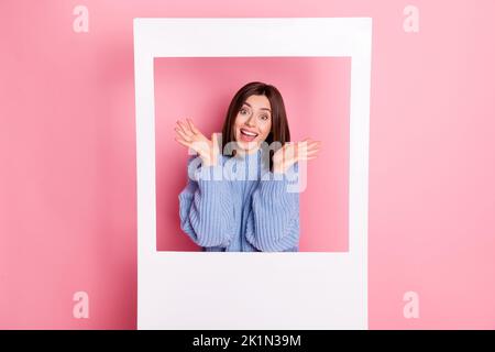 Foto di giovane felice ragazza cute sorpresa emozione fare foto collage blog bianco finestre di carta isolato su sfondo di colore rosa Foto Stock