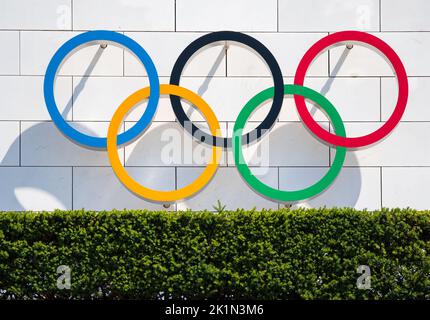 Losanna, Svizzera - 14 luglio 2022: Gli anelli delle Olimpiadi sul muro del Museo Olimpico di Losanna, Svizzera. Foto Stock